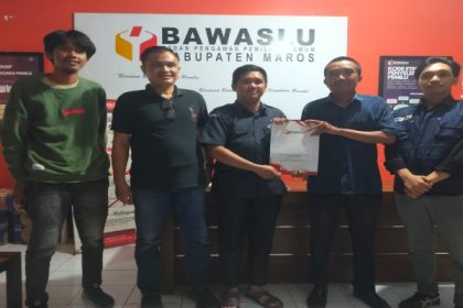 Ket gambar: Sumber foto : Nurul Caption : Tim kuasa hukum Paslon nomor urut 2, Chaidir Syam - Muetazim Mansyur resmi melaporkan Komisi Pemilihan Umum (KPU) Maros ke Bawaslu terkait putusan lembaga pemantau Pilkada