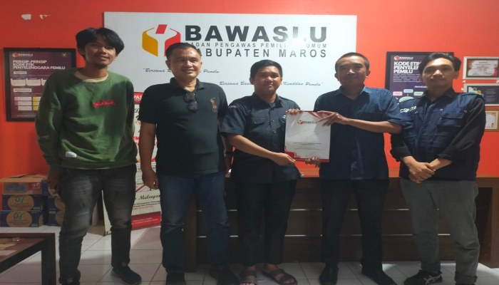Ket gambar: Sumber foto : Nurul Caption : Tim kuasa hukum Paslon nomor urut 2, Chaidir Syam - Muetazim Mansyur resmi melaporkan Komisi Pemilihan Umum (KPU) Maros ke Bawaslu terkait putusan lembaga pemantau Pilkada
