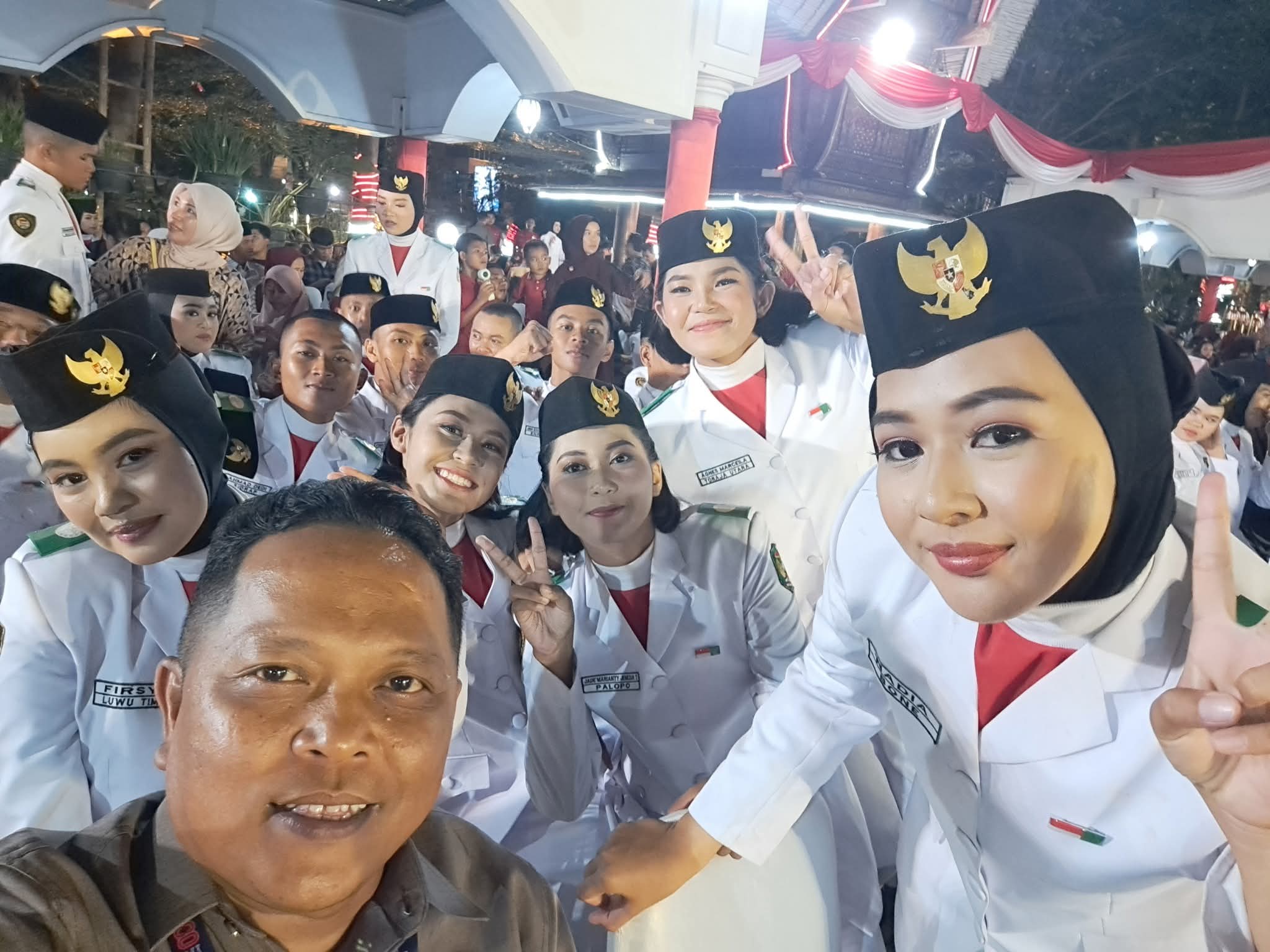 Ket gambar: Peran penting Aipda Mulyadi Sukses paskibraka kibarka bendera di rujab gubernur Sulsel HUT RI ke 80