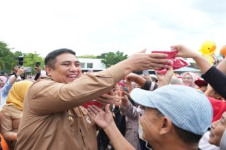 Ket gambar: Bupati Maros Chaidir Syam Bagikan 3.000 Bendera Merah Putih kepada Warga