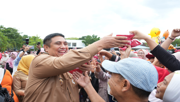 Ket gambar: Bupati Maros Chaidir Syam Bagikan 3.000 Bendera Merah Putih kepada Warga